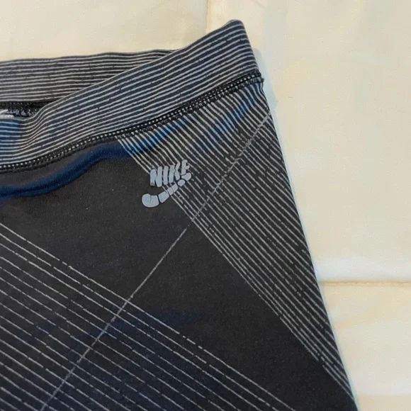 Nike Black & Gray Abstract Leggings - Picture 7 of 7